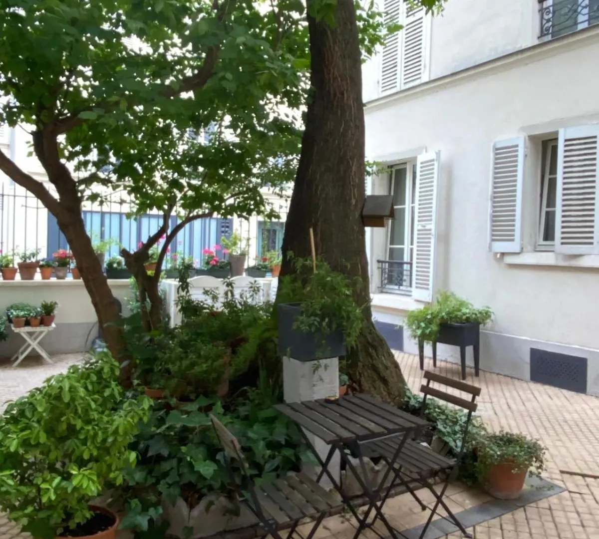 Charming Eiffel Tower Apartment